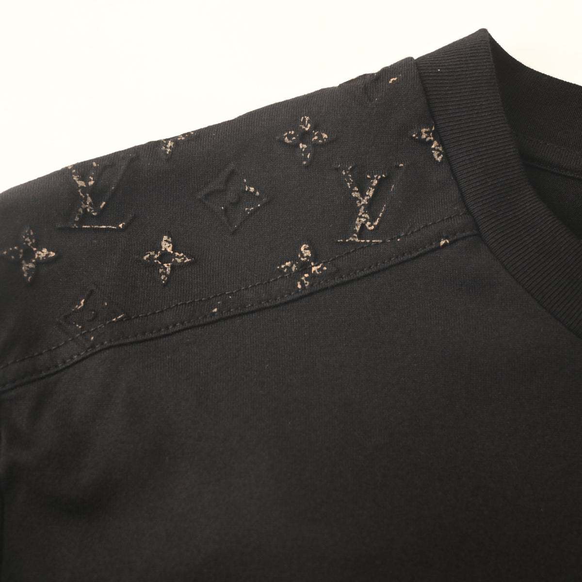 Louis Vuitton Embossed Panel T-Shirt with Gold Foil Print – Designer Cotton Streetwear