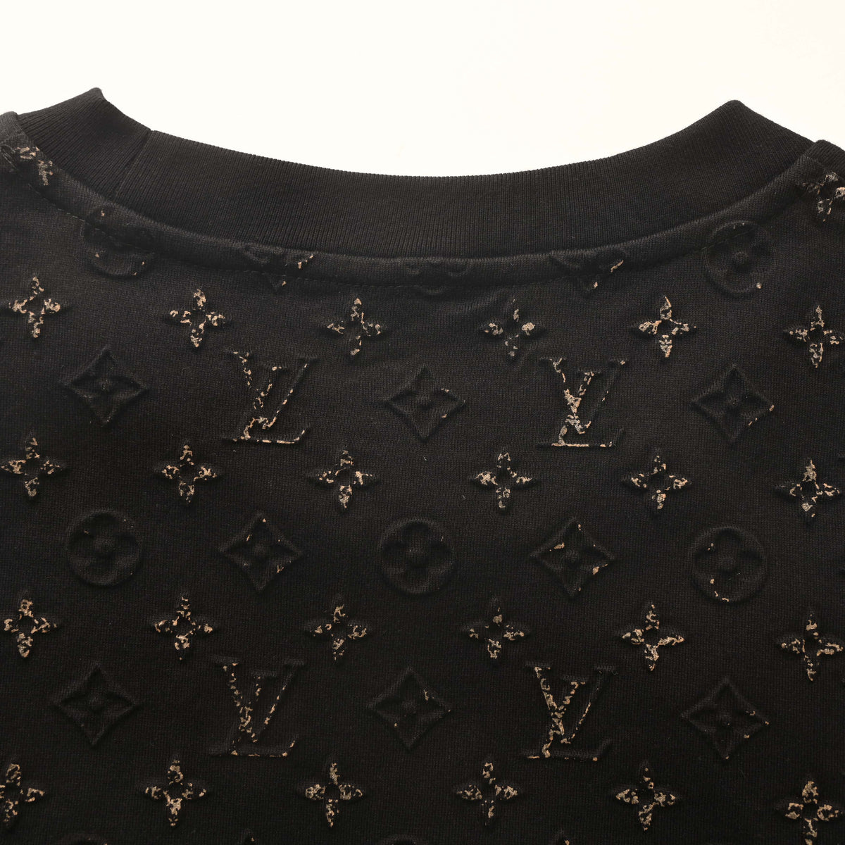 Louis Vuitton Embossed Panel T-Shirt with Gold Foil Print – Designer Cotton Streetwear